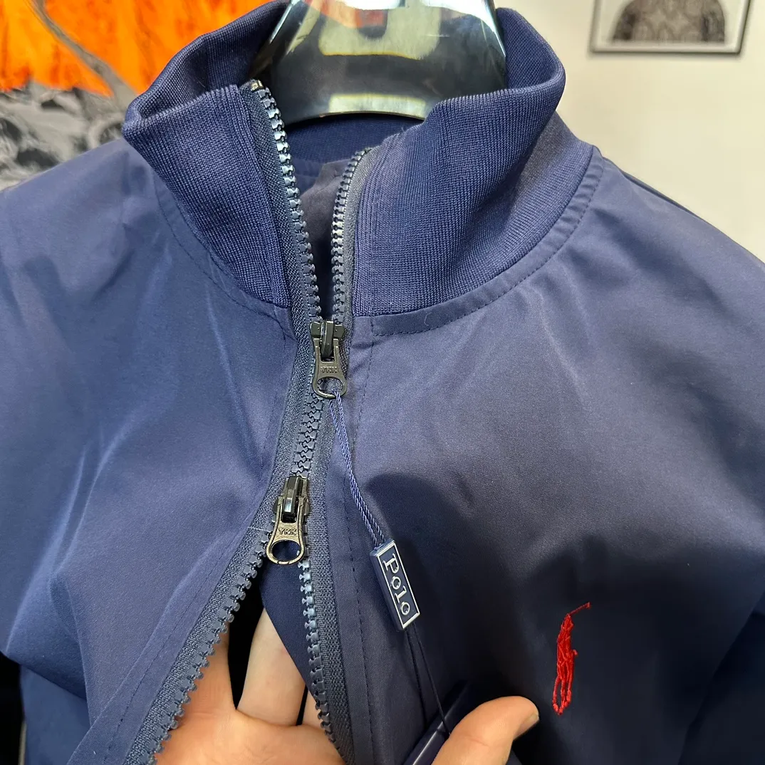 P320 Ralh Lauren men's old money style veteran stand collar workwear Harrington jacket. Ralh Lauren has gone crazy this year. The upper body of major Internet celebrities. The fabric has a double-layer shin feel and is full of weight! It's not as heavy as a regular jacket, and the ordinary cotton material feels really different. This one is super comfortable, soft and stylish, and has a green plaid interior that has a retro movie fashion feel! The fit is loose but not baggy. The size is just right and not too picky. The dropped shoulder design modifies the shoulder shape without making it look bulky. This silhouette is a style that will never go out of style after being worn for a long time. The upper body is also very durable and recognizable. The loose and reasonable fit can be worn by both men and women, making it easy to create a clean and refreshing youthful look. The embroidery on the chest is all German Oman embroidery fiber with original data. The embroidery process is very particular. It uses Japanese Tajima machines to ensure the embroidery is exquisite and three-dimensional. That is what I said is different from the ones on the market. Regarding the workmanship, the version is a loose version and can be used by boys and girls!! Color: black, navy, size: S-XL